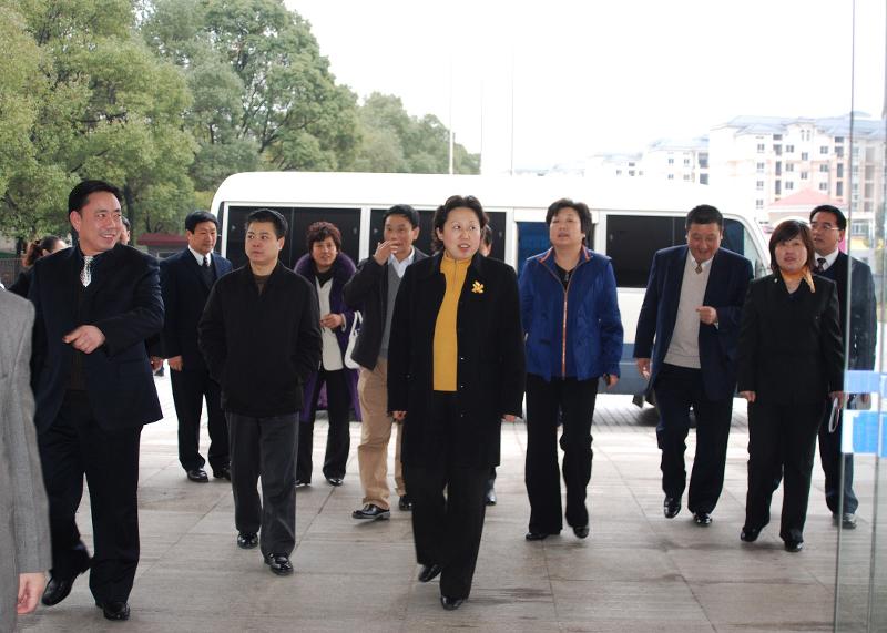 2009年2月，時任湖南省人大常委會副主任、黨組成員，省總工會主席劉蓮玉來四化建調(diào)研