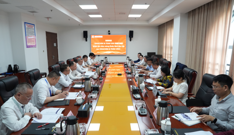 周鴻會見越南化學(xué)工業(yè)總公司寧平氮肥廠總經(jīng)理阮日憲、越南三云綜合貿(mào)易股份公司董事長謝氏青云